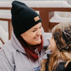 Tuque noir en tricot logo PNWW. Grandeur unique