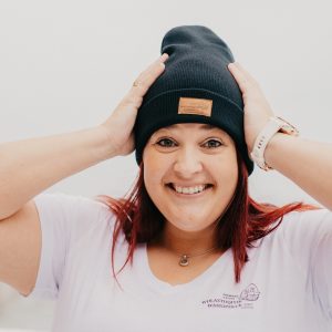 Tuque grise en tricot logo PNWW. Grandeur unique